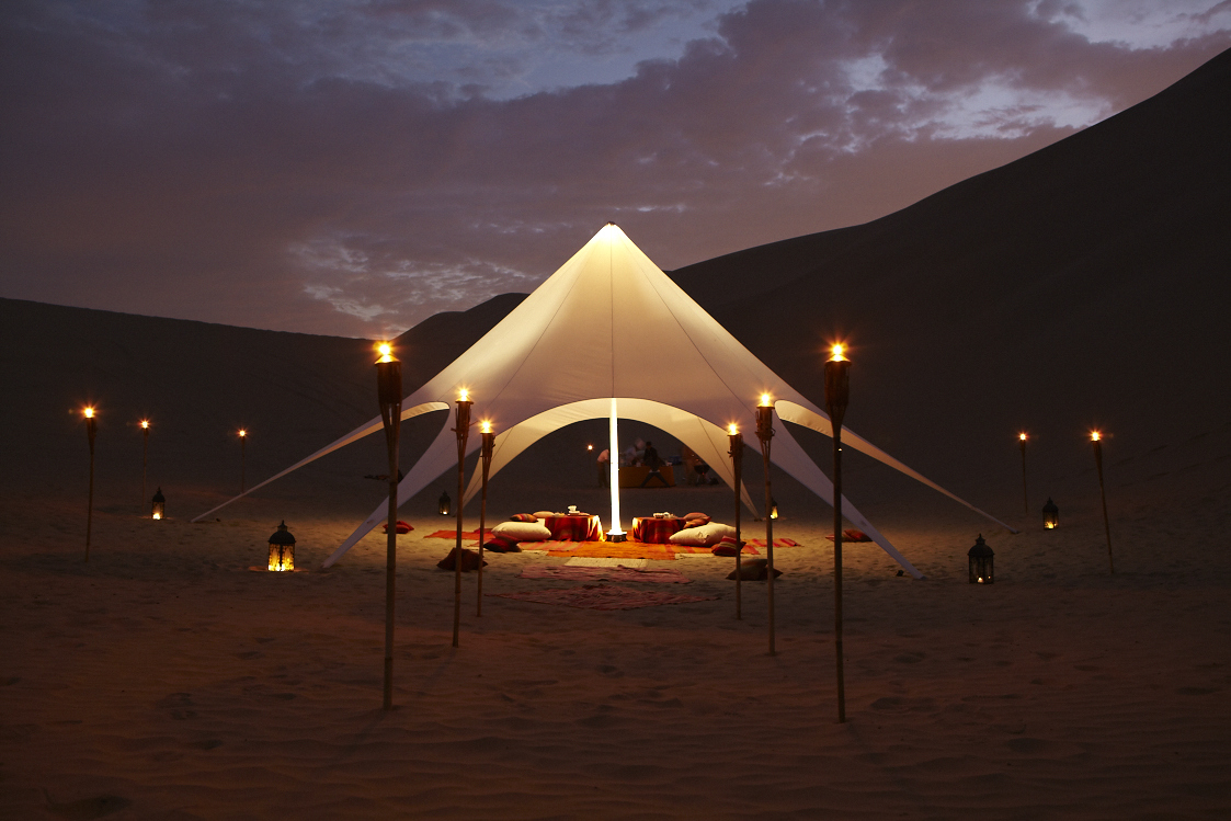 Tenda berbera illuminata al tramonto nel deserto del Marocco durante un retreat aziendale Sharewood