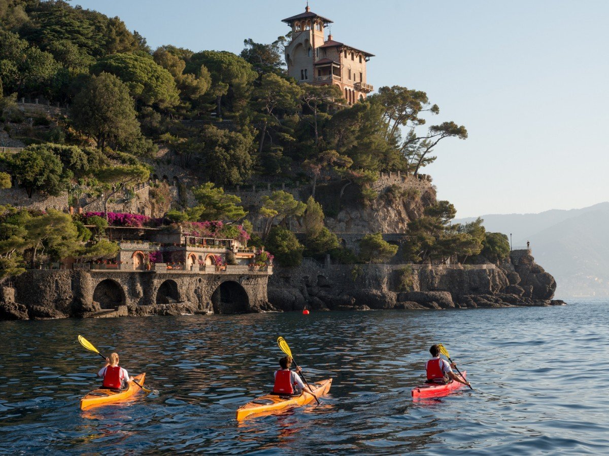 Team aziendale in kayak nelle acque turchesi di Portofino durante un incentive in Liguria